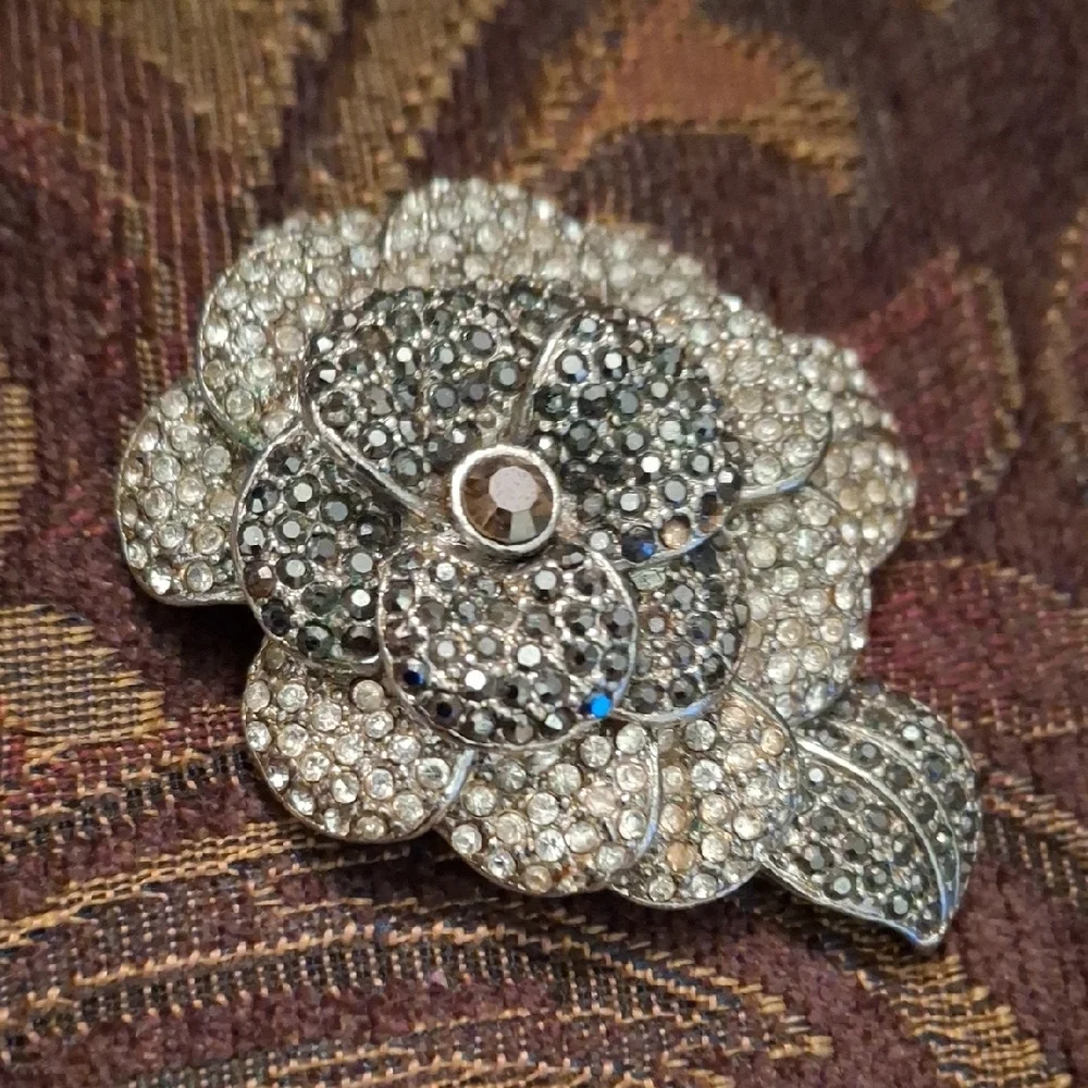 Elegant Silver Floral Brooch